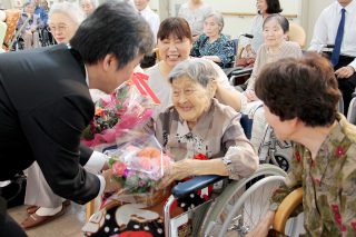 先日の敬老会では笑顔の年祝が催されました！