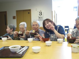 【グループホーム】2017新年会で初のお雑煮づくり