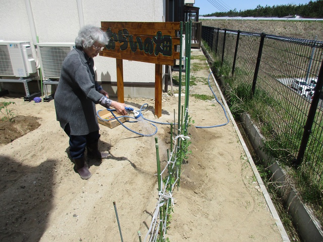 作物に水をあげるグループホームのご利用者様