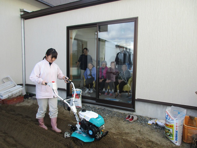 耕運機で畑を耕す様子