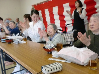 地域の皆様にご招待いただき【黒森地区敬老会】に参加させていただきました。