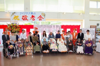 2018年『敬老会』が催されました。長寿祝いにたくさんのご家族も駆けつけてくださり、温かな会となりました。