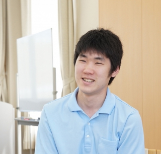 介護の仕事はやはり大変なこともありますが、先輩方が「焦らなくていいよ」と声をかけてくれるので、落ち着いて仕事に取り組むことが出来ています