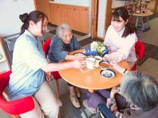 【小規模特養】ボランティア活動による『ふれあい喫茶店』がご利用者の憩いの場に！