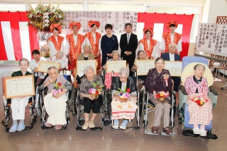 令和元年の敬老会を開催いたしました。ご家族にも参加いただき、温かな会となりました。