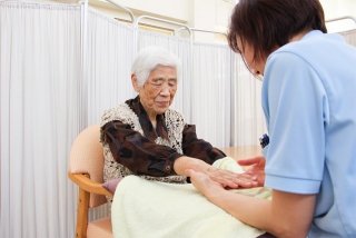 デイサービスでもタクティールケアを実施。認定資格取得に向けて意欲的に実習中！