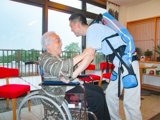 「マッスルスーツ」で身体も心も安心な介護を