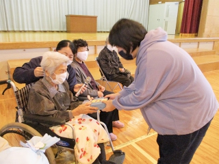 ”はつらつプロジェクト”で生き生きとした生活を。地域の小学生とほっこり交流。