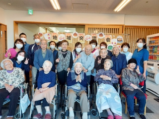 笑顔あふれる　合同地域交流会にて