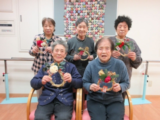“北のかがやきデイサービス”今年の正月は、しめ縄飾りを手作りしました